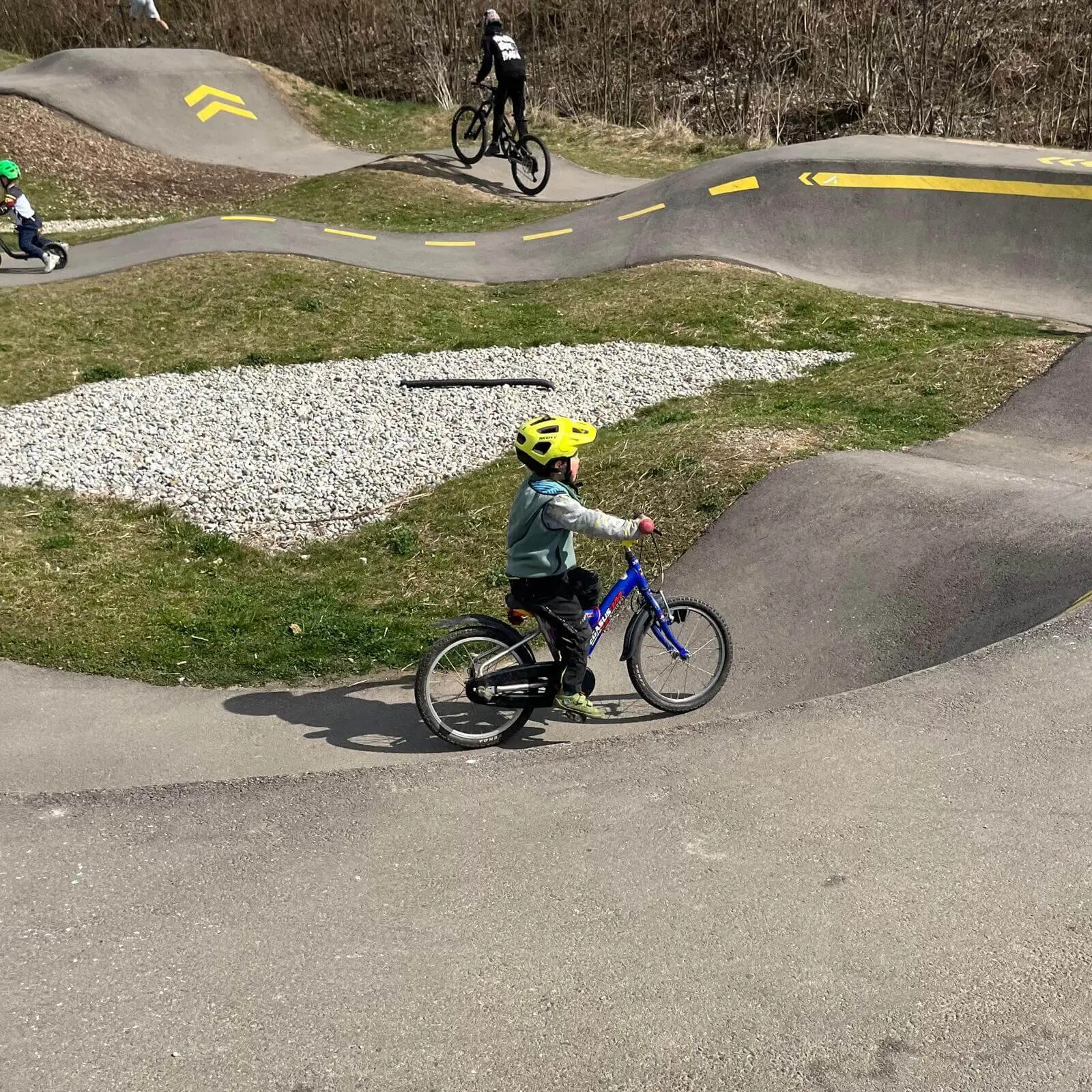 Kinder und Erwachsene fahren auf dem Pumptrack – Helme auf, Technik üben, gemeinsam Spaß haben! | © DAV Markt Schwaben | Foto Miron Thoms