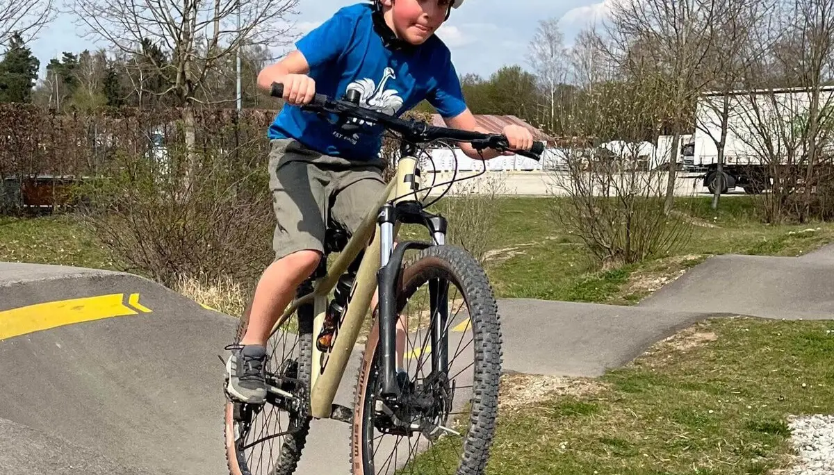 Radfahrer springt über eine Bodenwelle auf dem Pumptrack – Helm, Techniktraining und Fahrspaß in Aktion! | © DAV Markt Schwaben | Foto Miron Thoms