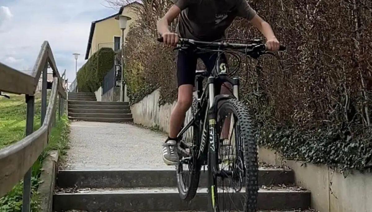 Mountainbiker hebt auf Pumptrack ab – Helm, Sprungkraft und Geschicklichkeit auf der Strecke. | © DAV Markt Schwaben | Foto Miron Thoms