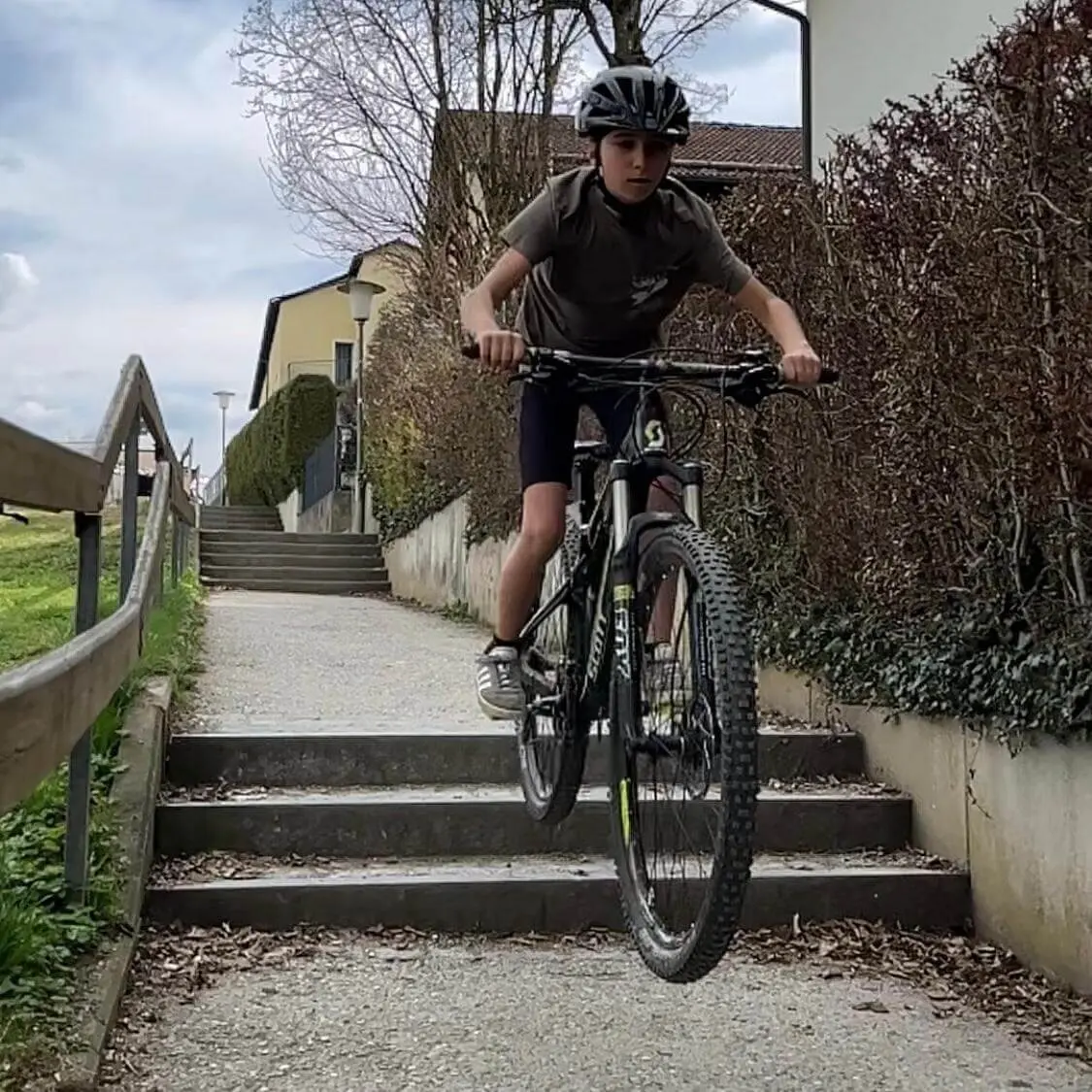 Mountainbiker hebt auf Pumptrack ab – Helm, Sprungkraft und Geschicklichkeit auf der Strecke. | © DAV Markt Schwaben | Foto Miron Thoms