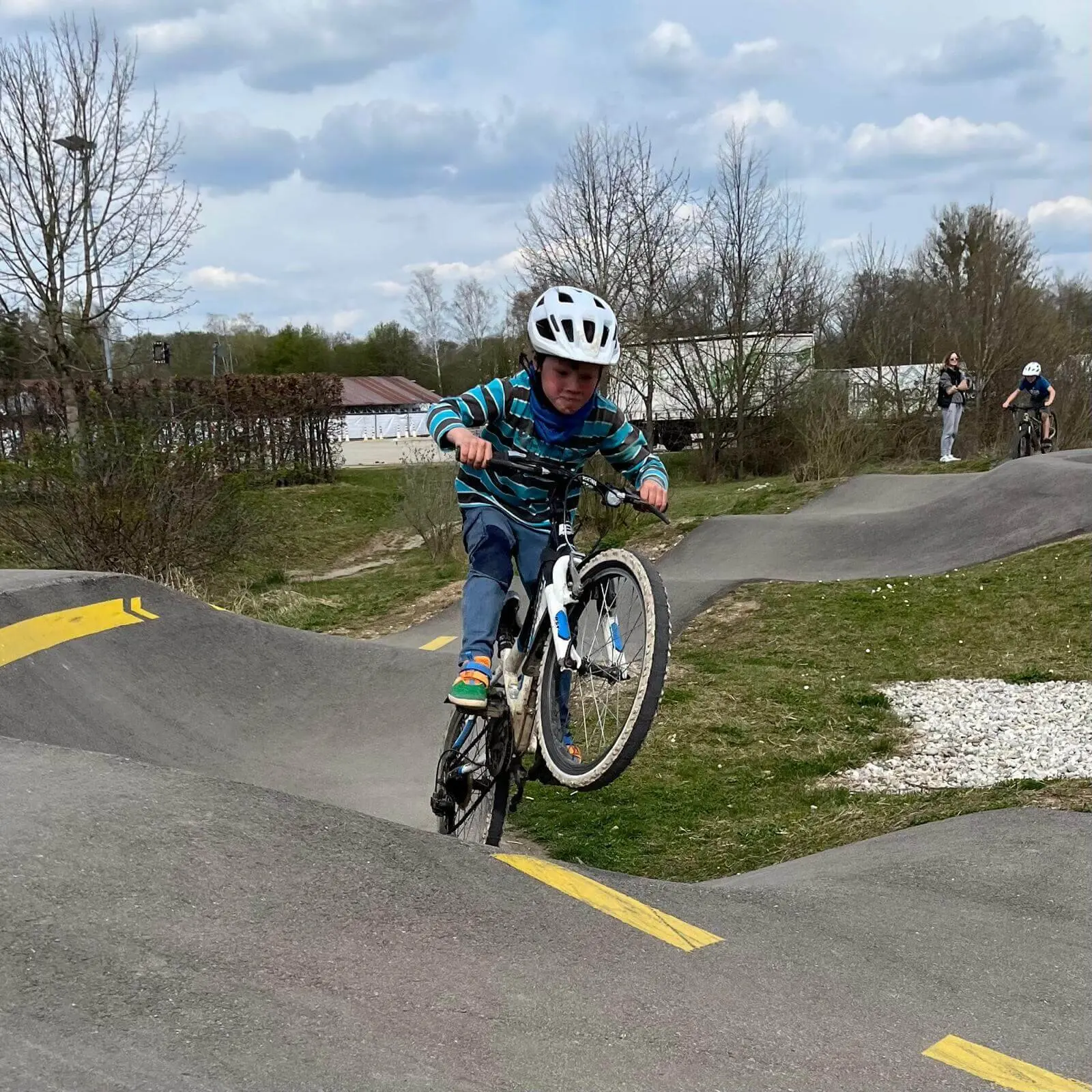 Radfahrer auf Pumptrack navigiert durch Kurven – Helm, Tempo und Techniktraining in dynamischer Bewegung. | © DAV Markt Schwaben | Foto Miron Thoms
