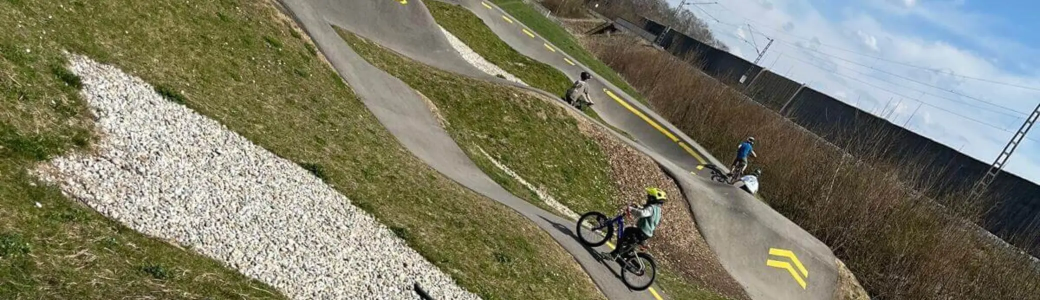 Radfahrer springt mit Mountainbike eine Treppe hinab – Helm, Action und Geschicklichkeit im Fokus. | © DAV Markt Schwaben | Foto Miron Thoms