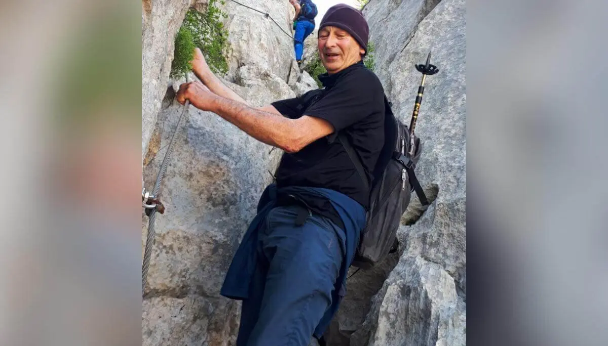 Zwei Personen klettern an einer gesicherten Felsroute mit Stahlseil; steiles Gelände und spärliche Vegetation. | © DAV Markt Schwaben | Foto Martin und Silvia Mack