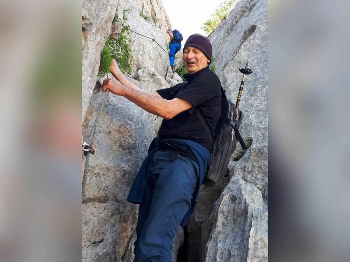 Zwei Personen klettern an einer gesicherten Felsroute mit Stahlseil; steiles Gelände und spärliche Vegetation. | © DAV Markt Schwaben | Foto Martin und Silvia Mack