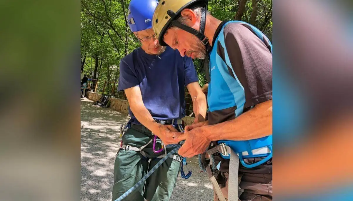 Zwei Personen mit Helmen und Seilen stehen auf einem Waldweg und bereiten sich auf das Klettern vor. | © DAV Markt Schwaben | Foto Hildegard Petschik
