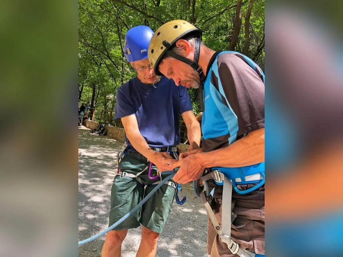 Zwei Personen mit Helmen und Seilen stehen auf einem Waldweg und bereiten sich auf das Klettern vor. | © DAV Markt Schwaben | Foto Hildegard Petschik