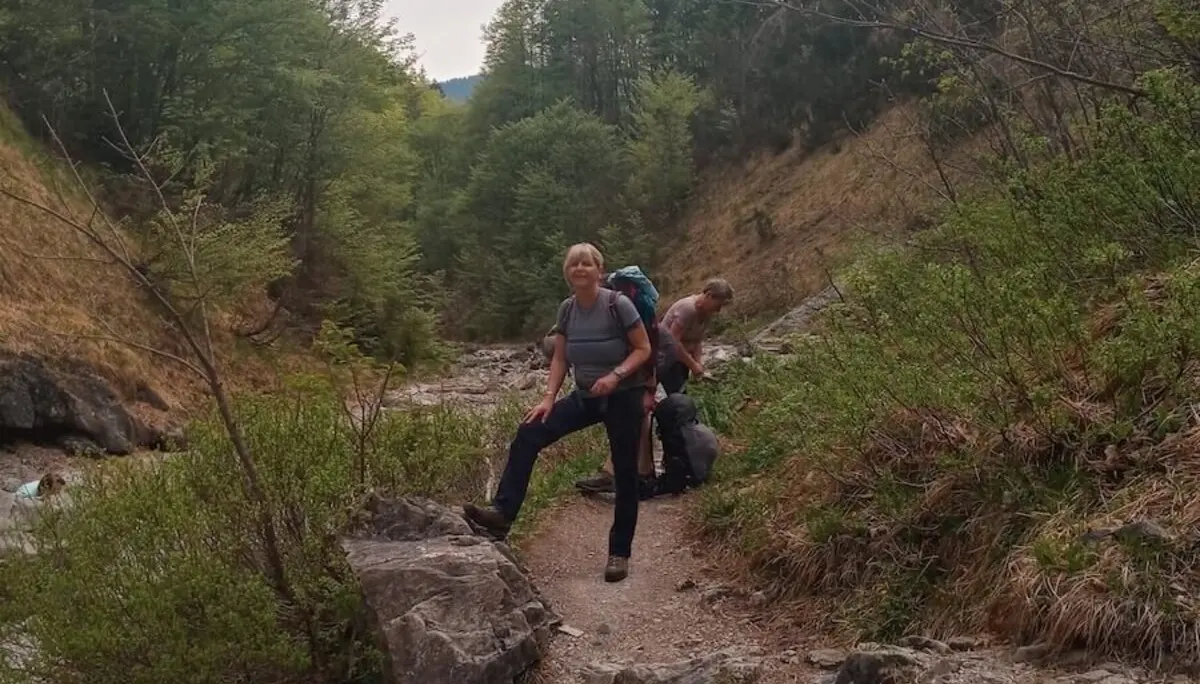 Ein Blick auf den Startpunkt der Wanderung mit felsigem Gelände und üppiger Vegetation. | © DAV Markt Schwaben | Foto Tanja Döhler