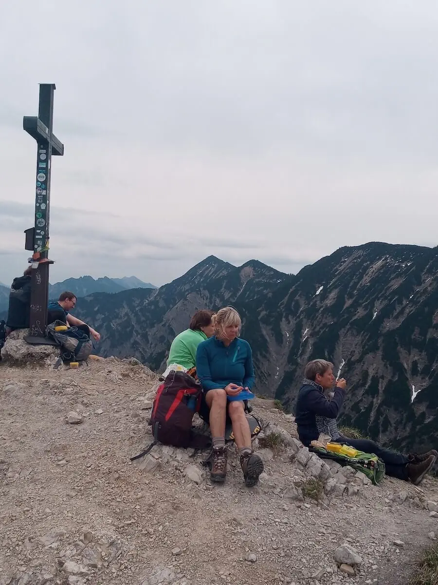 Ein Foto vom Gipfel mit Wanderern, die die atemberaubende Aussicht genießen. | © DAV Markt Schwaben | Foto Tanja Döhler