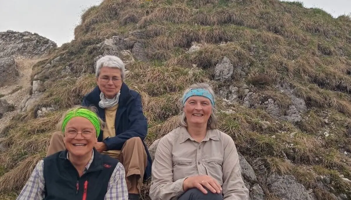 Eine beeindruckende Aufnahme des Gipfels mit vorbeiziehenden Wolken über den Berghängen. | © DAV Markt Schwaben | Foto Tanja Döhler