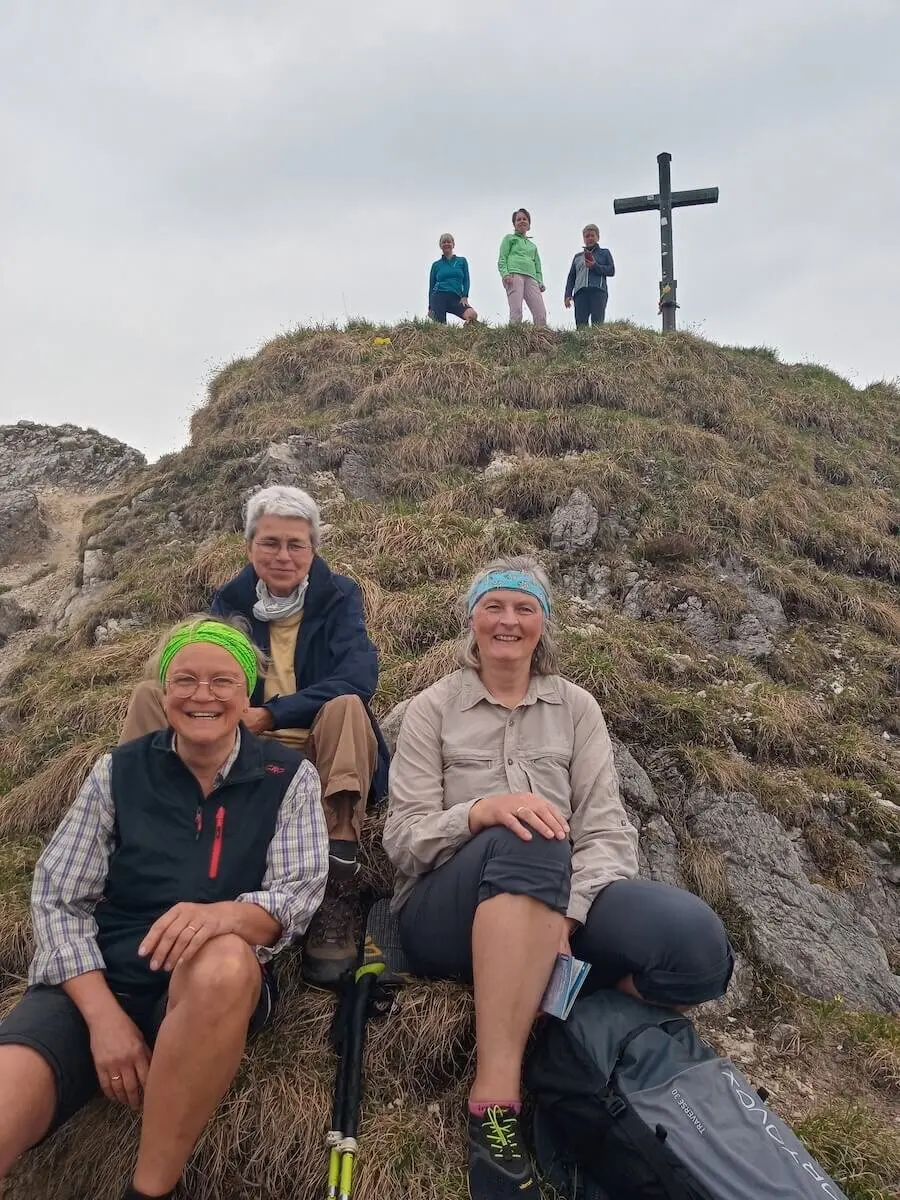 Eine beeindruckende Aufnahme des Gipfels mit vorbeiziehenden Wolken über den Berghängen. | © DAV Markt Schwaben | Foto Tanja Döhler