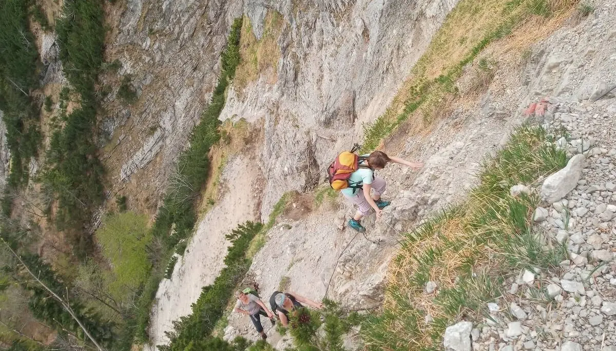 Ein Kletterer, der sich eine steile Felswand hinaufkämpft und dabei technische Kletterfähigkeiten zeigt. | © DAV Markt Schwaben | Foto Tanja Döhler