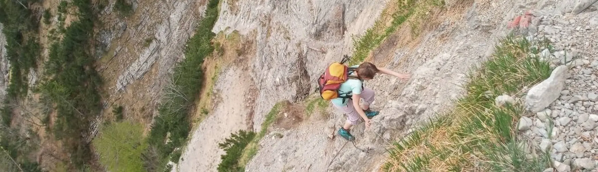Ein Kletterer, der sich eine steile Felswand hinaufkämpft und dabei technische Kletterfähigkeiten zeigt. | © DAV Markt Schwaben | Foto Tanja Döhler