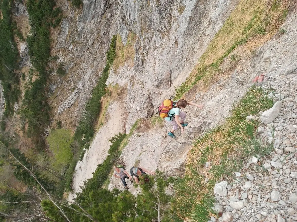 Ein Kletterer, der sich eine steile Felswand hinaufkämpft und dabei technische Kletterfähigkeiten zeigt. | © DAV Markt Schwaben | Foto Tanja Döhler
