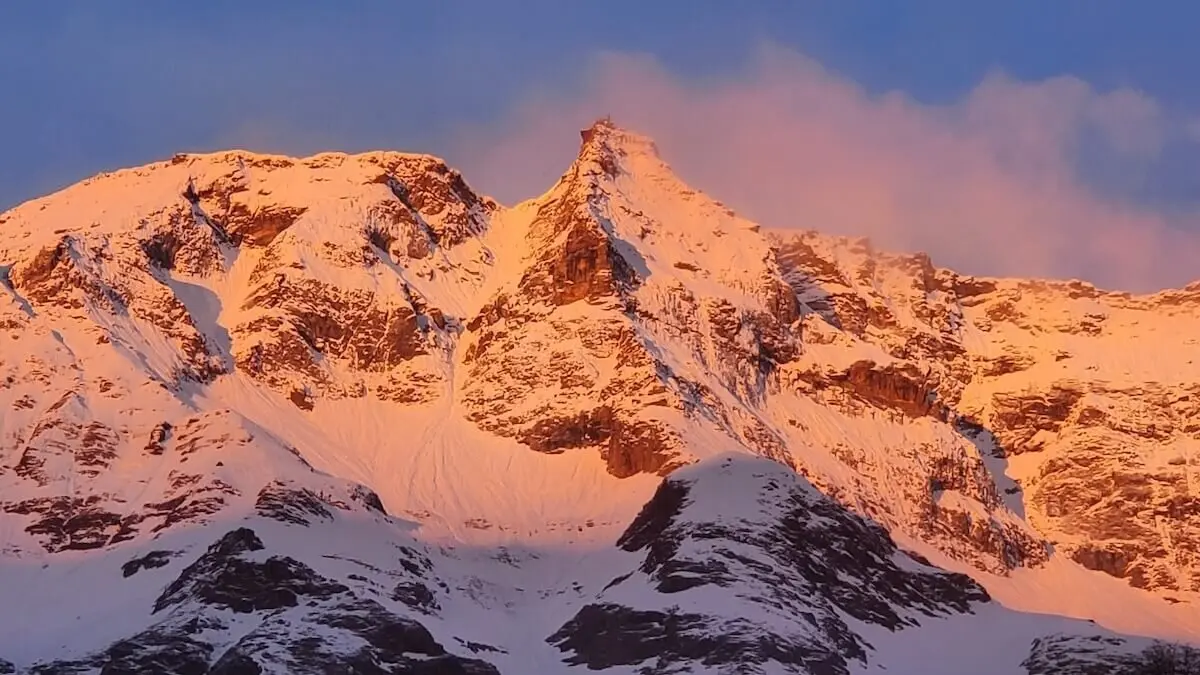 Vereiste Nordwandrinne des Hohen Sonnblick im Morgenlicht, erstes Etappenziel der Eistour | © DAV Markt Schwaben | Foto: Walter Kressirer
