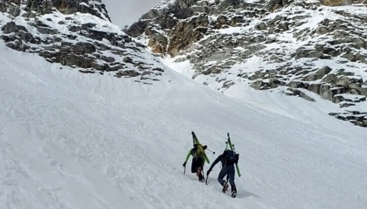 Zwei Bergsteiger mit Ski am Rucksack steigen eine steile, verschneite Flanke zur Nordwandrinne des Hohen Sonnblick hinauf. | © DAV Markt Schwaben | Foto: Walter Kressirer