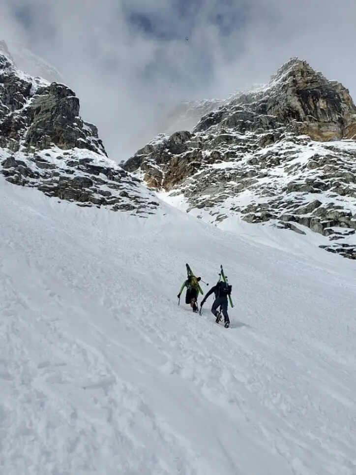 Zwei Bergsteiger mit Ski am Rucksack steigen eine steile, verschneite Flanke zur Nordwandrinne des Hohen Sonnblick hinauf. | © DAV Markt Schwaben | Foto: Walter Kressirer