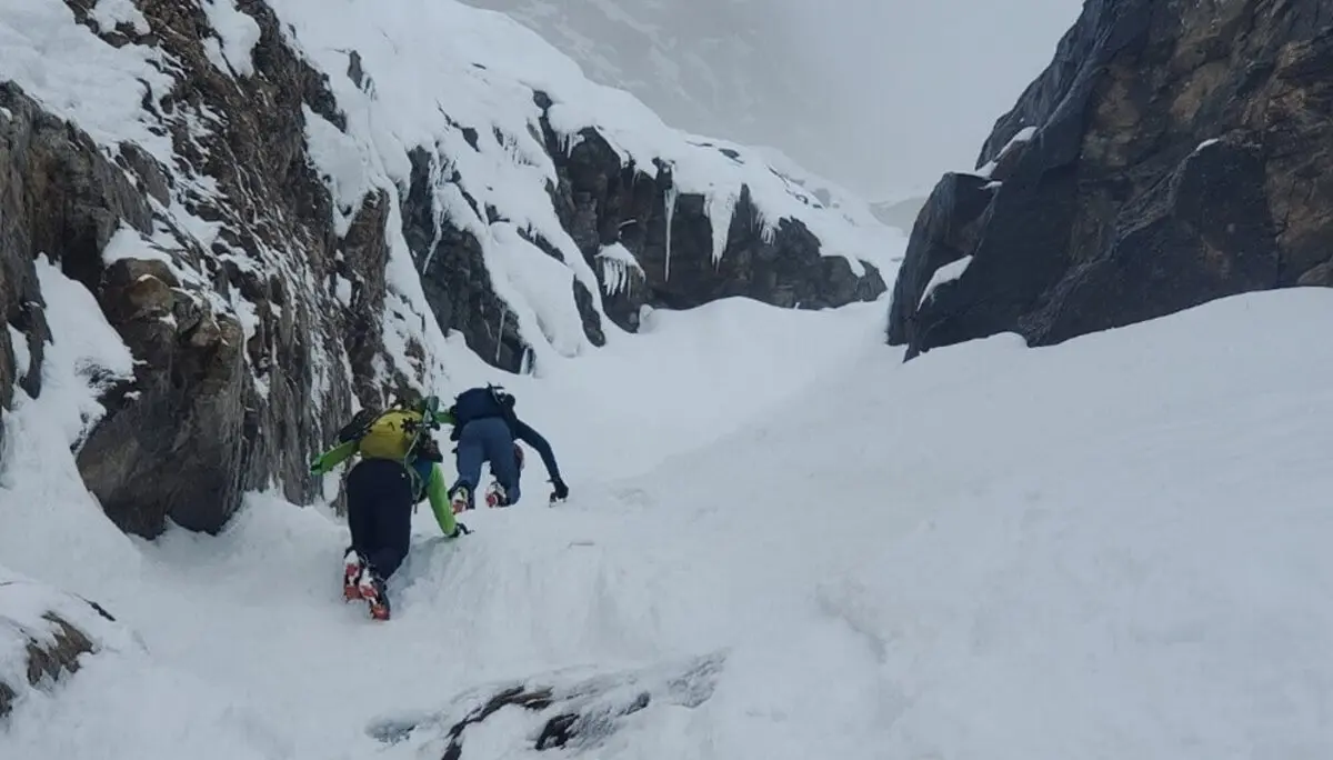 Zwei Bergsteiger steigen durch die verschneite zentrale Rinne im oberen Drittel des Hohen Sonnblick | © DAV Markt Schwaben | Foto: Walter Kressirer