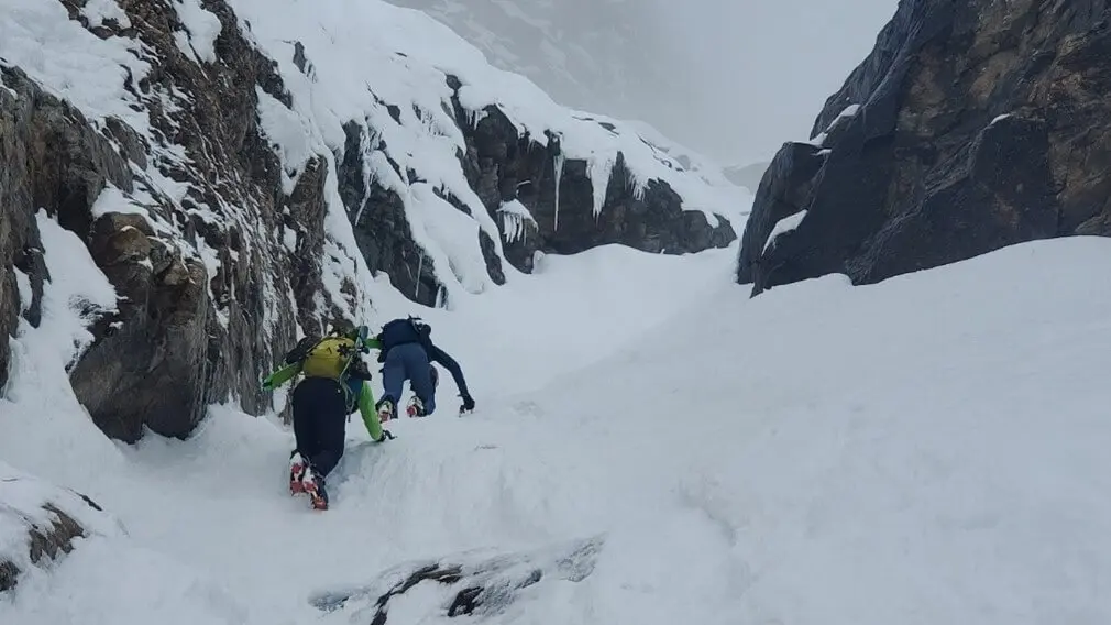 Zwei Bergsteiger steigen durch die verschneite zentrale Rinne im oberen Drittel des Hohen Sonnblick | © DAV Markt Schwaben | Foto: Walter Kressirer