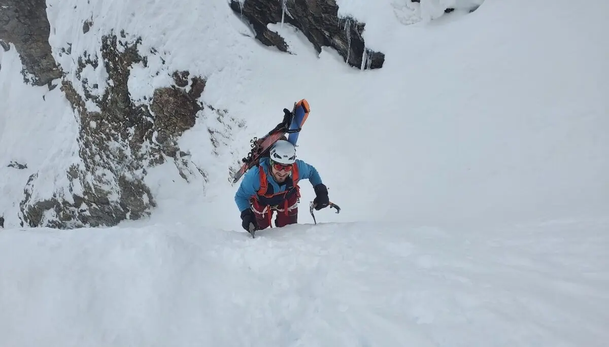 Ein Bergsteiger steigt allein durch eine steile Firnrinne am Hohen Sonnblick – deutlich steiler als erwartet | © DAV Markt Schwaben | Foto: Walter Kressirer