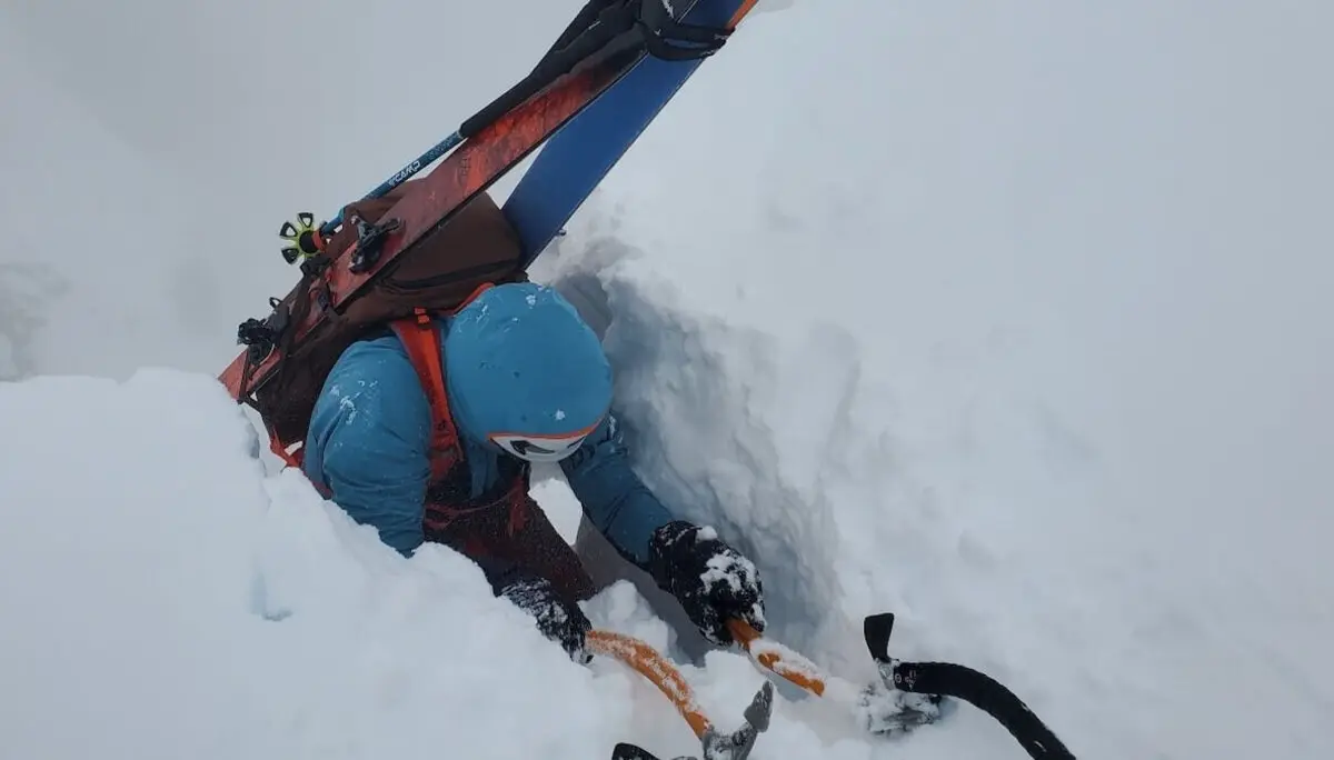 Ein Bergsteiger erklimmt mit zwei Eisgeräten einen verschneiten Steilhang am Hohen Sonnblick – Ski am Rucksack befestigt | © DAV Markt Schwaben | Foto: Walter Kressirer
