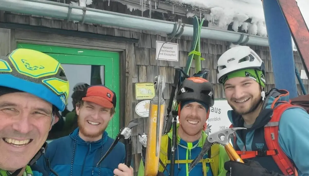 Vier Bergsteiger stehen mit Ausrüstung vor dem Zittelhaus am Hohen Sonnblick auf schneebedecktem Untergrund. | © DAV Markt Schwaben | Foto: Walter Kressirer