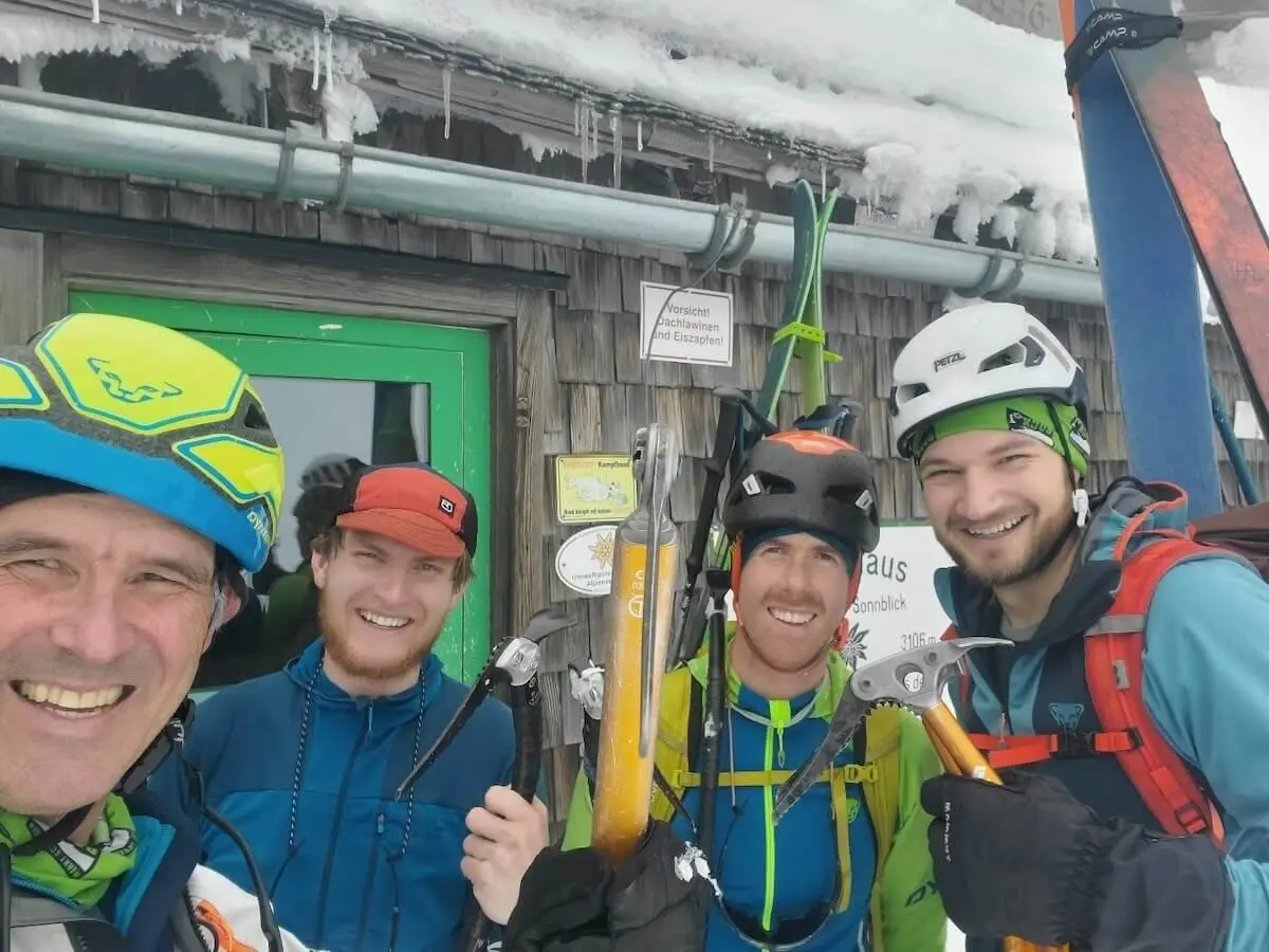 Vier Bergsteiger stehen mit Ausrüstung vor dem Zittelhaus am Hohen Sonnblick auf schneebedecktem Untergrund. | © DAV Markt Schwaben | Foto: Walter Kressirer