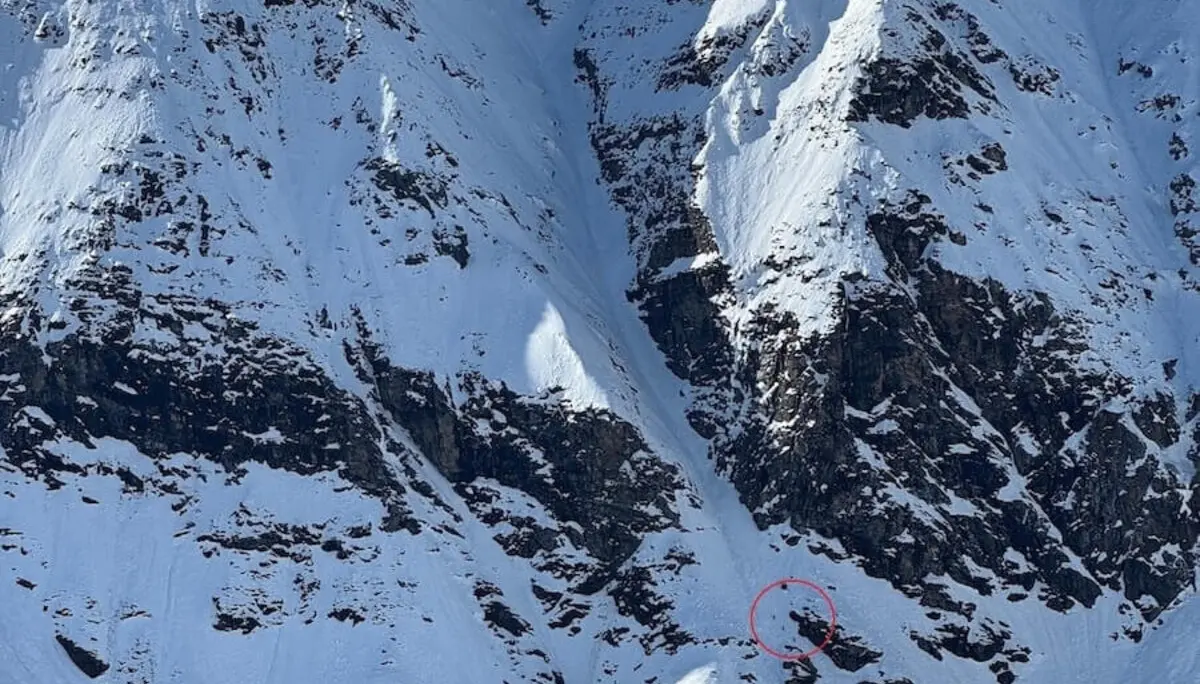 Weitblick auf die verschneite mittlere Nordwandrinne des Schareck – drei Bergsteiger im unteren Bereich, festgehalten aus der Distanz von einem Beobachter. | © DAV Markt Schwaben | Foto: Walter Kressirer