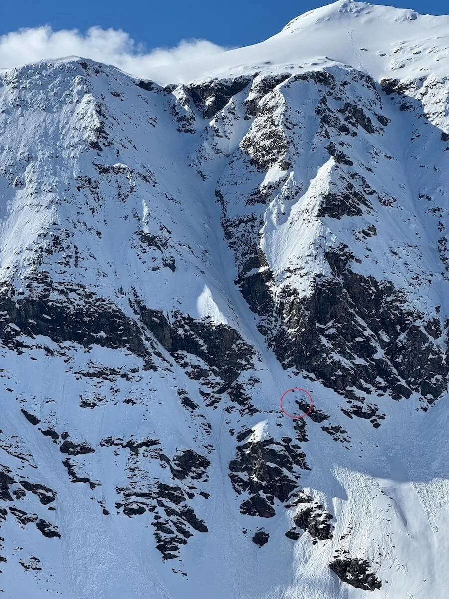 Weitblick auf die verschneite mittlere Nordwandrinne des Schareck – drei Bergsteiger im unteren Bereich, festgehalten aus der Distanz von einem Beobachter. | © DAV Markt Schwaben | Foto: Walter Kressirer