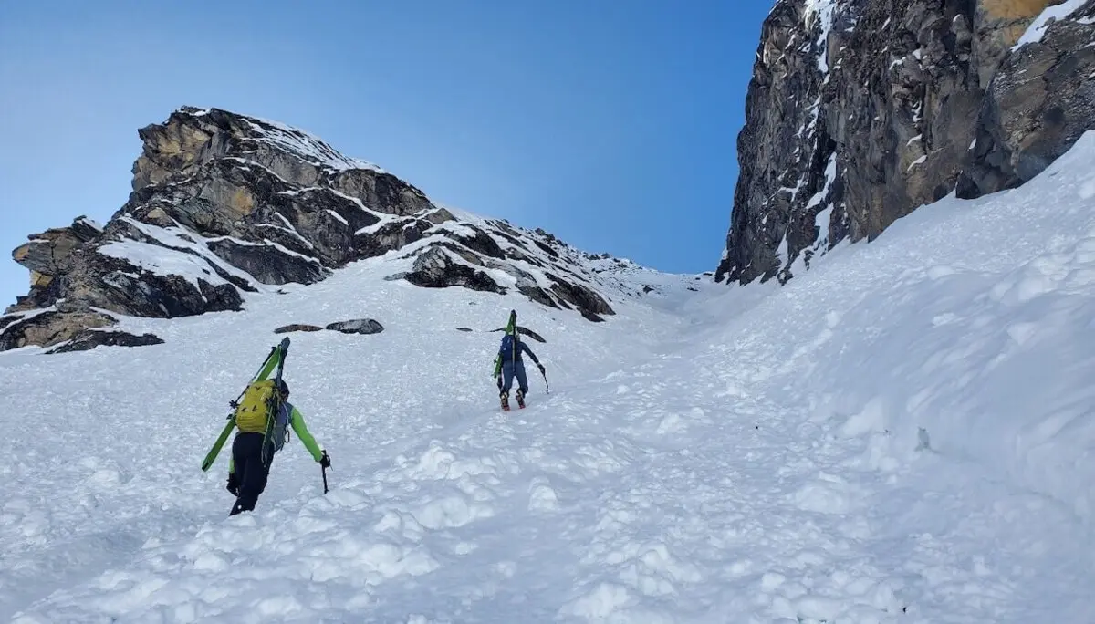 Zwei Bergsteiger steigen mit Eisgeräten durch die verschneite, steile Nordwandrinne des Schareck – Felsrippen flankieren das hochalpine Gelände. | © DAV Markt Schwaben | Foto: Walter Kressirer