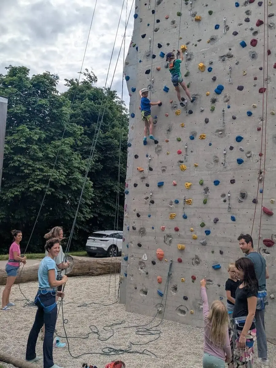 Familien grillen und zelten gemeinsam am Turm, Kinder spielen fröhlich | © DAV Markt Schwaben | Foto Silke Titze