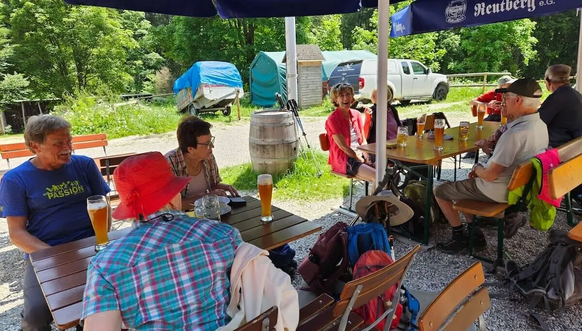 Seniorengruppe bei der Bergwanderung zur Buchsteinhütte; idyllische Rast auf Holzbank im schattigen Wald. | © DAV Markt Schwaben | Foto Hubert Inhofer