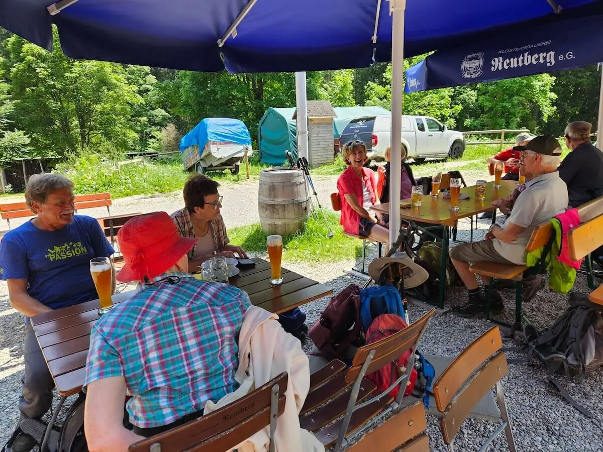 Seniorengruppe bei der Bergwanderung zur Buchsteinhütte; idyllische Rast auf Holzbank im schattigen Wald. | © DAV Markt Schwaben | Foto Hubert Inhofer