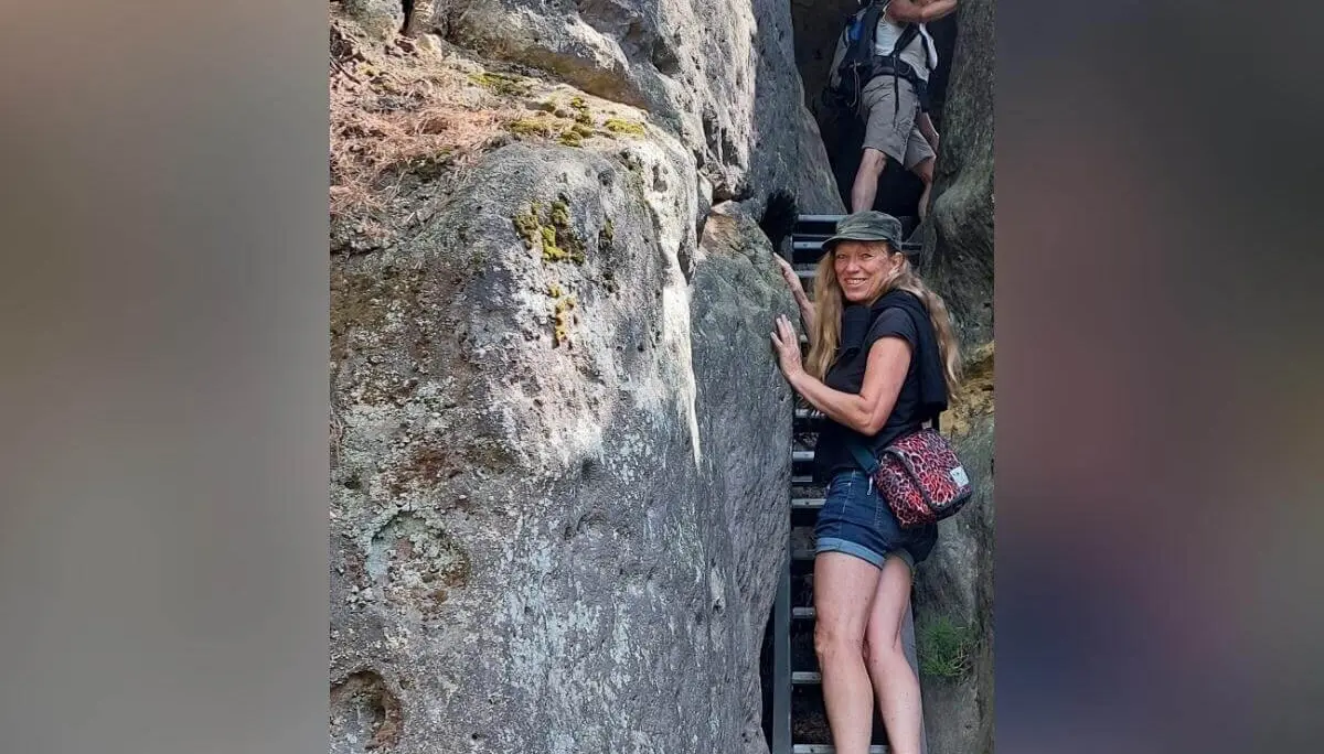 Zwei Personen steigen schmale Metallleiter zwischen Felsen hinauf, umgeben von Moos und rauer Steinstruktur. | © DAV Markt Schwaben | Foto Lutz Gründel