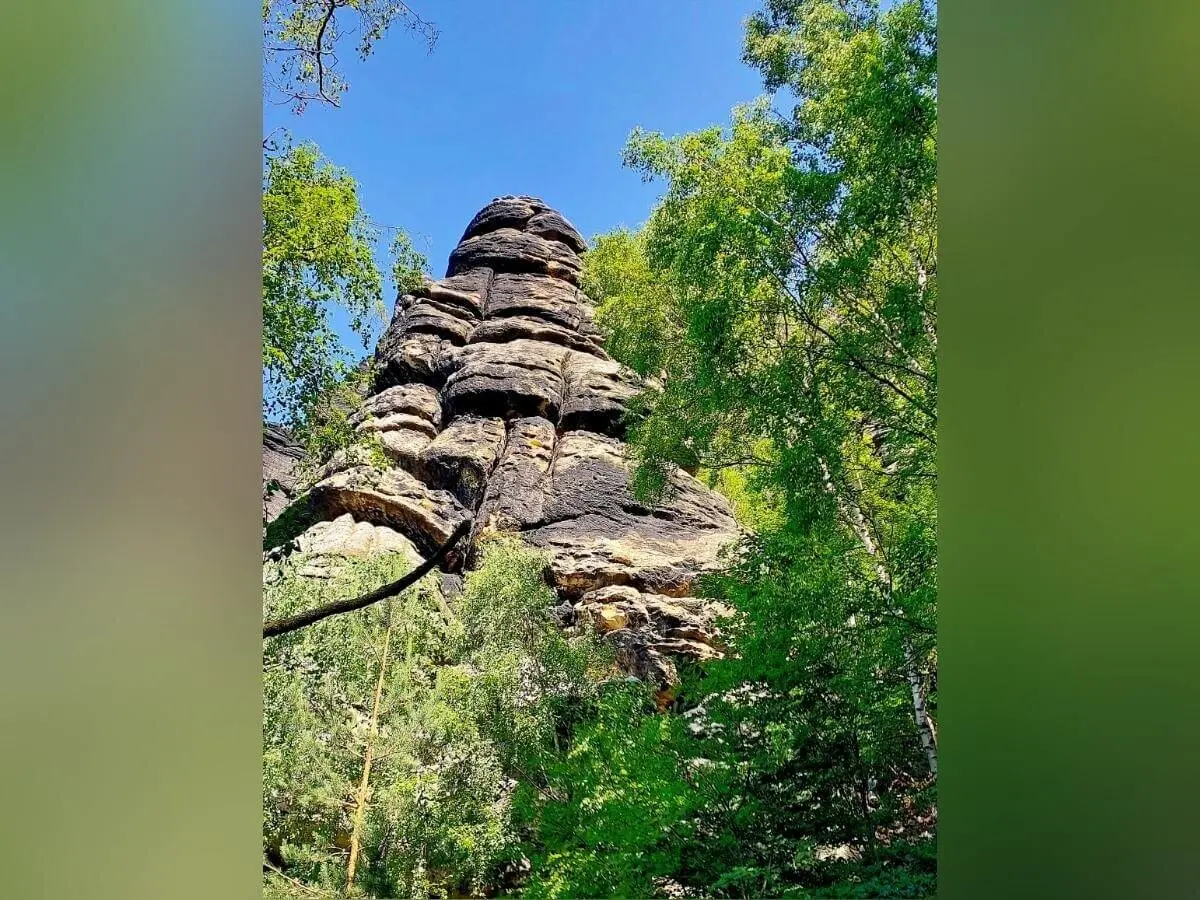 Drei Personen stehen auf Felsplateau mit Geländer, dahinter Tal mit Wald, Hügeln und blauem Himmel. | © DAV Markt Schwaben | Foto Angelika Göthe-Volkert