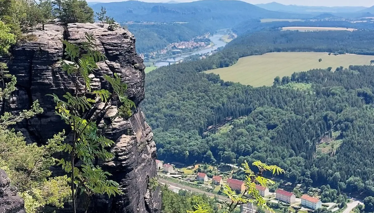 Felsvorsprung mit Blick auf Flusstal, Felder und Wald, vorne strukturierter Fels, Himmel klar. | © DAV Markt Schwaben | Foto Lutz Gründel