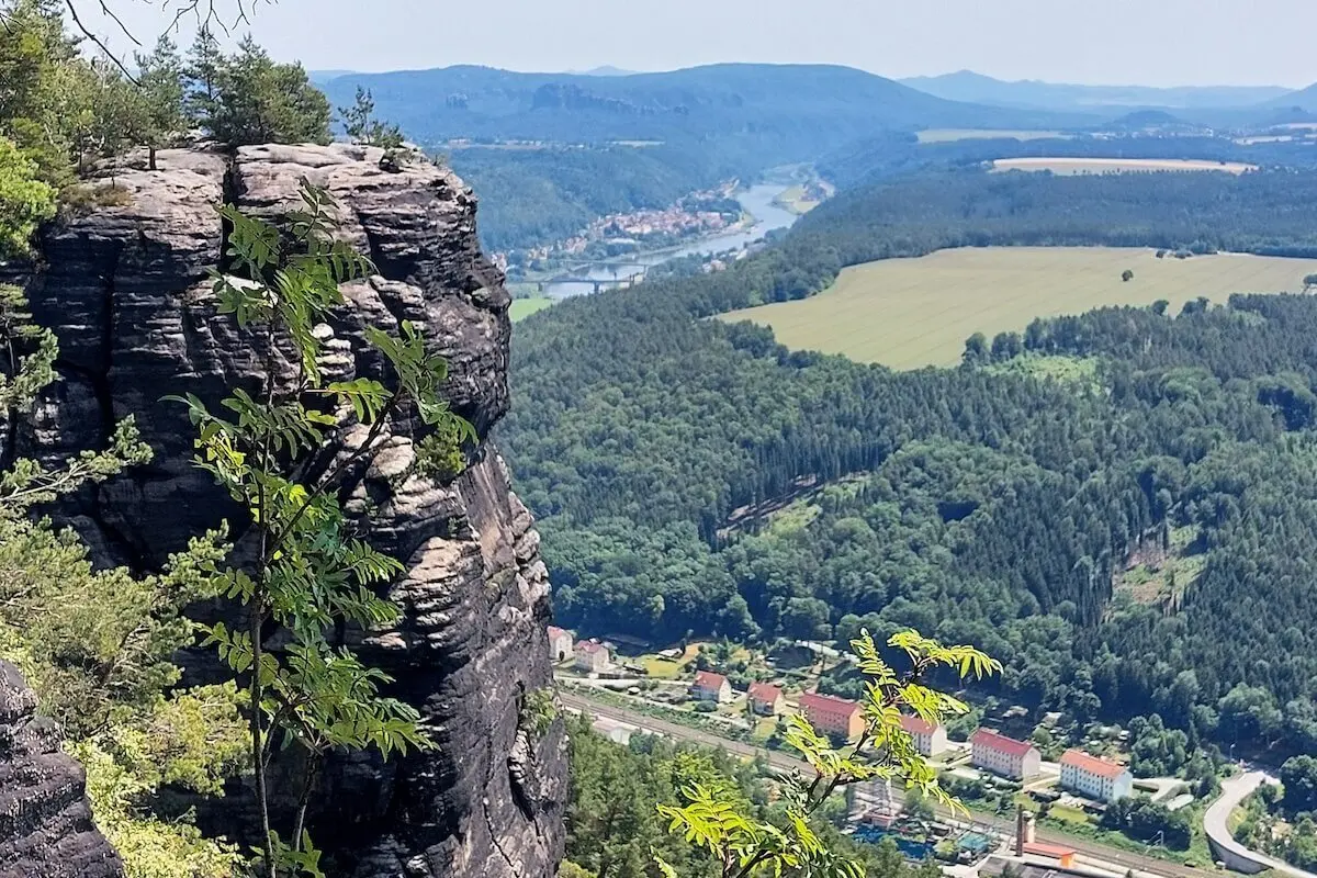 Felsvorsprung mit Blick auf Flusstal, Felder und Wald, vorne strukturierter Fels, Himmel klar. | © DAV Markt Schwaben | Foto Lutz Gründel