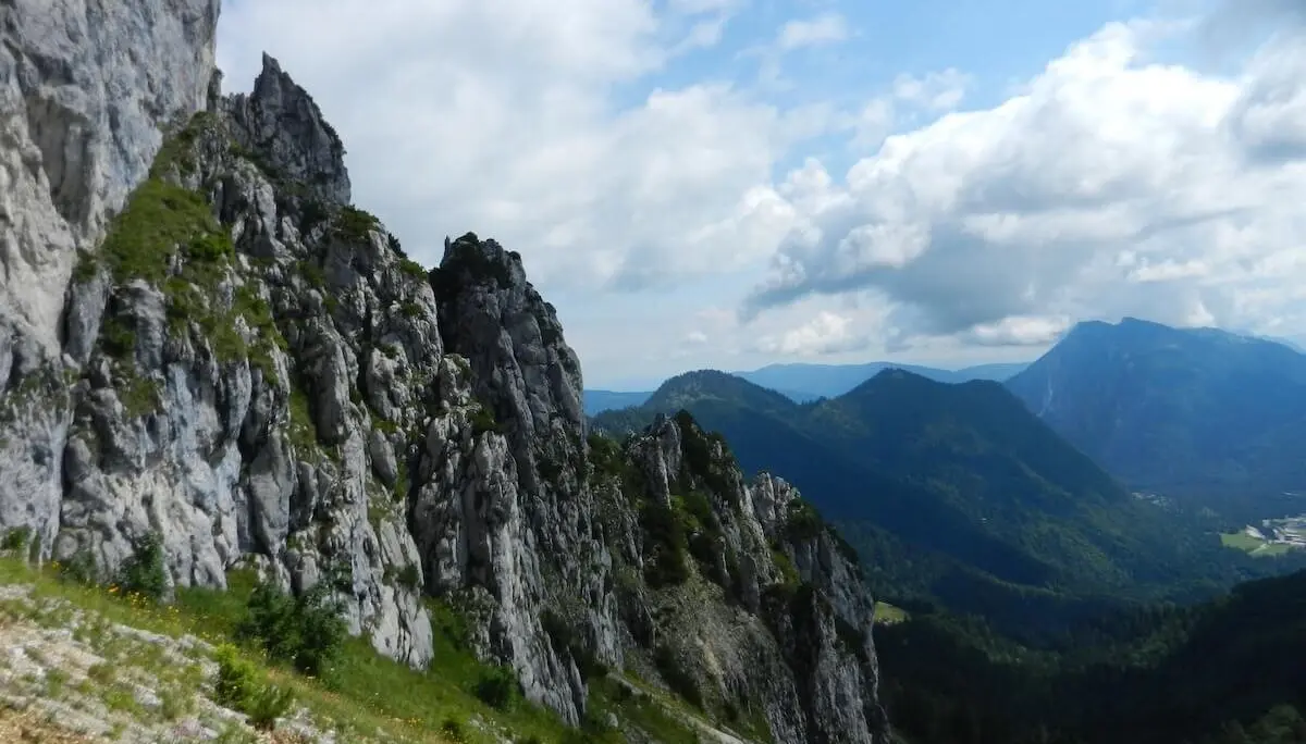 Schroffe Felsen der Hördlwand ragen über das bewaldete Tal. | © DAV Markt Schwaben