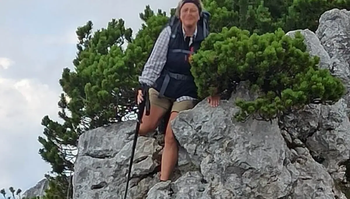 Ein Wanderer erklimmt das felsige Gelände der Hördlwand mit Stock und Rucksack. | © DAV Markt Schwaben