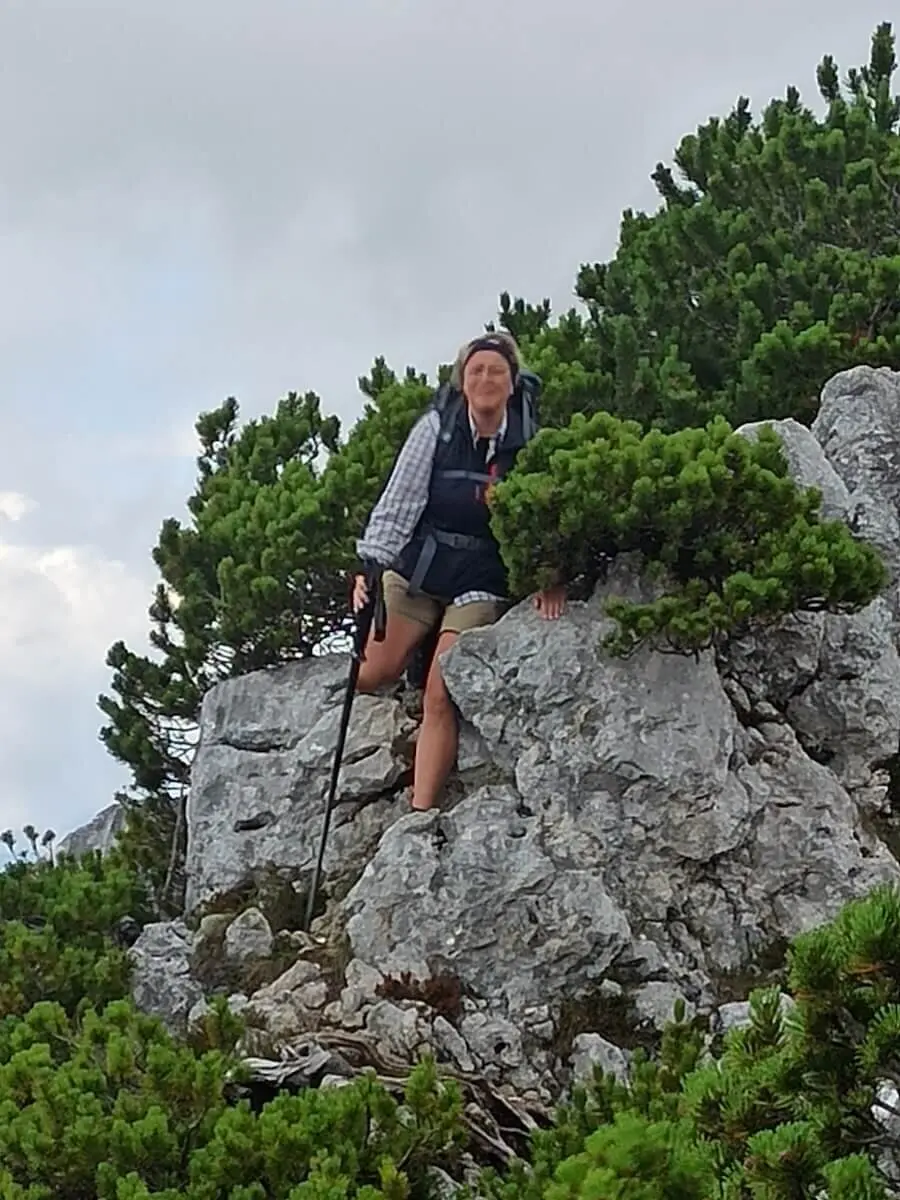Ein Wanderer erklimmt das felsige Gelände der Hördlwand mit Stock und Rucksack. | © DAV Markt Schwaben