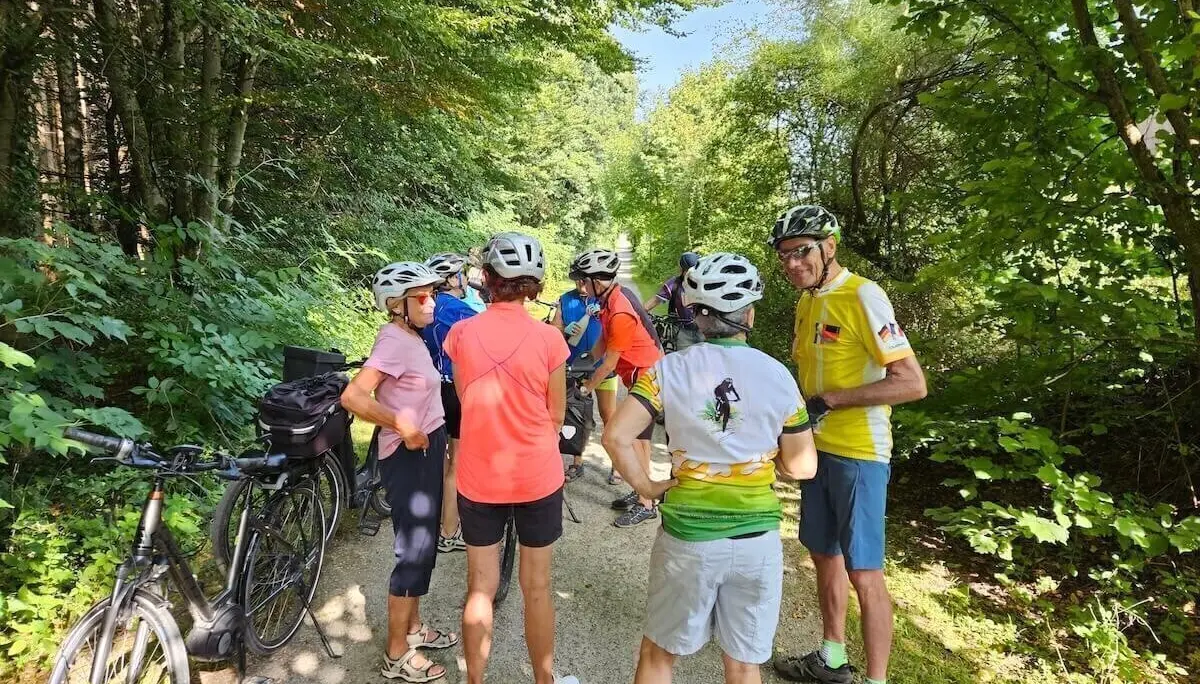Radgruppe bei einer Pause während der Tour – entspannte Stimmung und Austausch am Wegesrand. | © DAV Markt Schwaben | Foto Hubert Inhofer