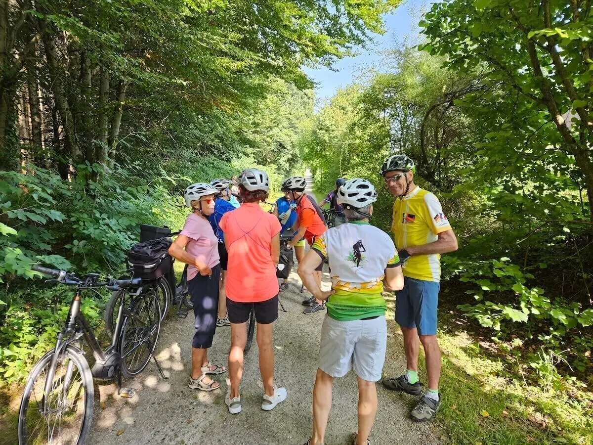 Radgruppe bei einer Pause während der Tour – entspannte Stimmung und Austausch am Wegesrand. | © DAV Markt Schwaben | Foto Hubert Inhofer