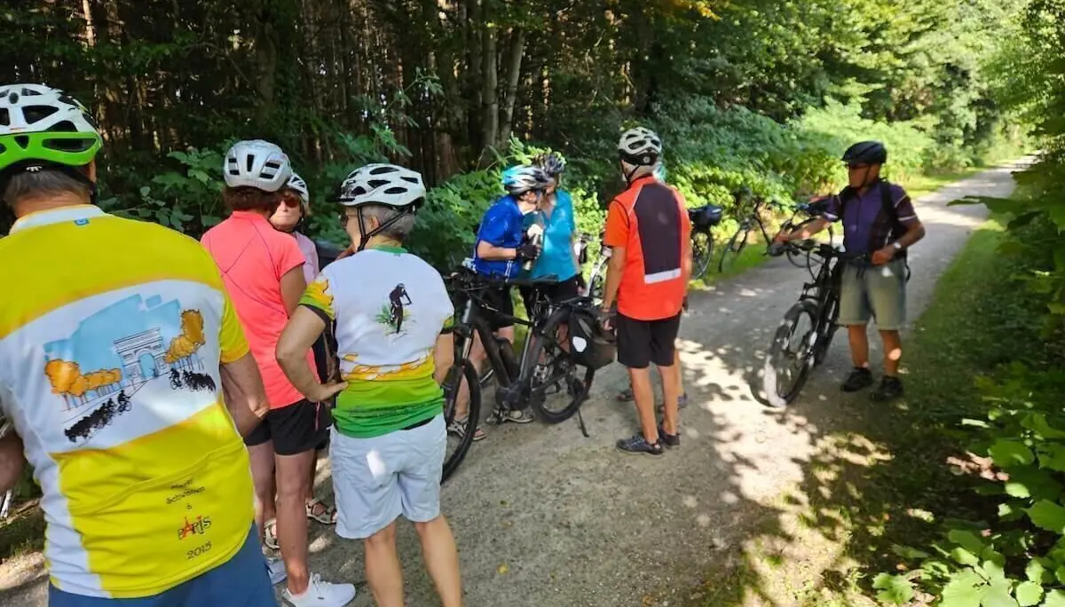 Teilnehmende der DAV-Radtour bei einer entspannten Pause während der Fahrt zum Spiegelweiher – Austausch und Erholung am Wegesrand. | © DAV Markt Schwaben | Foto Hubert Inhofer