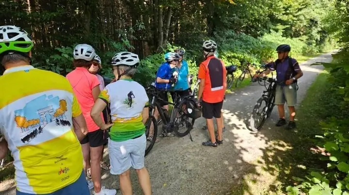 Teilnehmende der DAV-Radtour bei einer entspannten Pause während der Fahrt zum Spiegelweiher – Austausch und Erholung am Wegesrand. | © DAV Markt Schwaben | Foto Hubert Inhofer