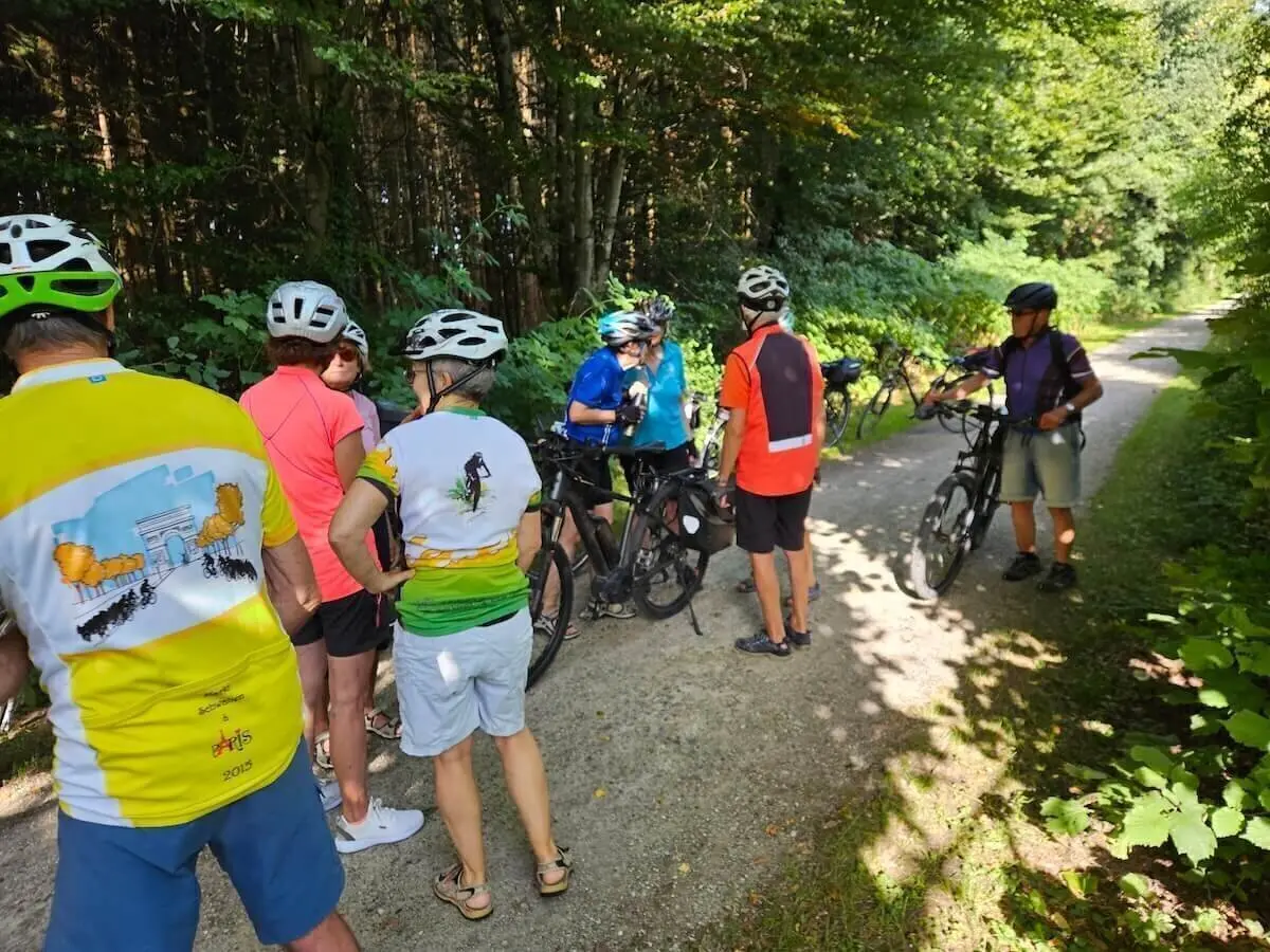 Teilnehmende der DAV-Radtour bei einer entspannten Pause während der Fahrt zum Spiegelweiher – Austausch und Erholung am Wegesrand. | © DAV Markt Schwaben | Foto Hubert Inhofer