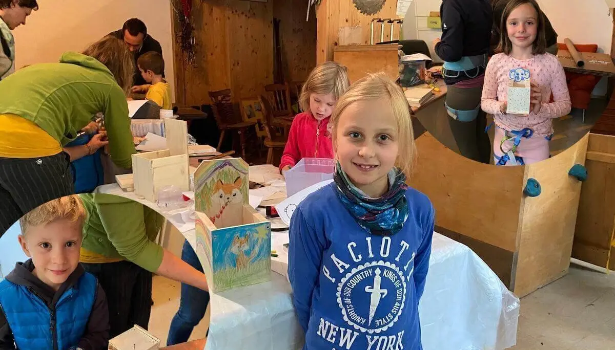 Kinder und Erwachsene basteln mit Holz und Farbe; zentrale Szene am Tisch, zwei Detailbilder zeigen stolze Einzelwerke. | © DAV Markt Schwaben | Foto: Helena De Monte