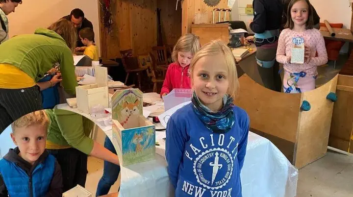 Kinder und Erwachsene basteln mit Holz und Farbe; zentrale Szene am Tisch, zwei Detailbilder zeigen stolze Einzelwerke. | © DAV Markt Schwaben | Foto: Helena De Monte