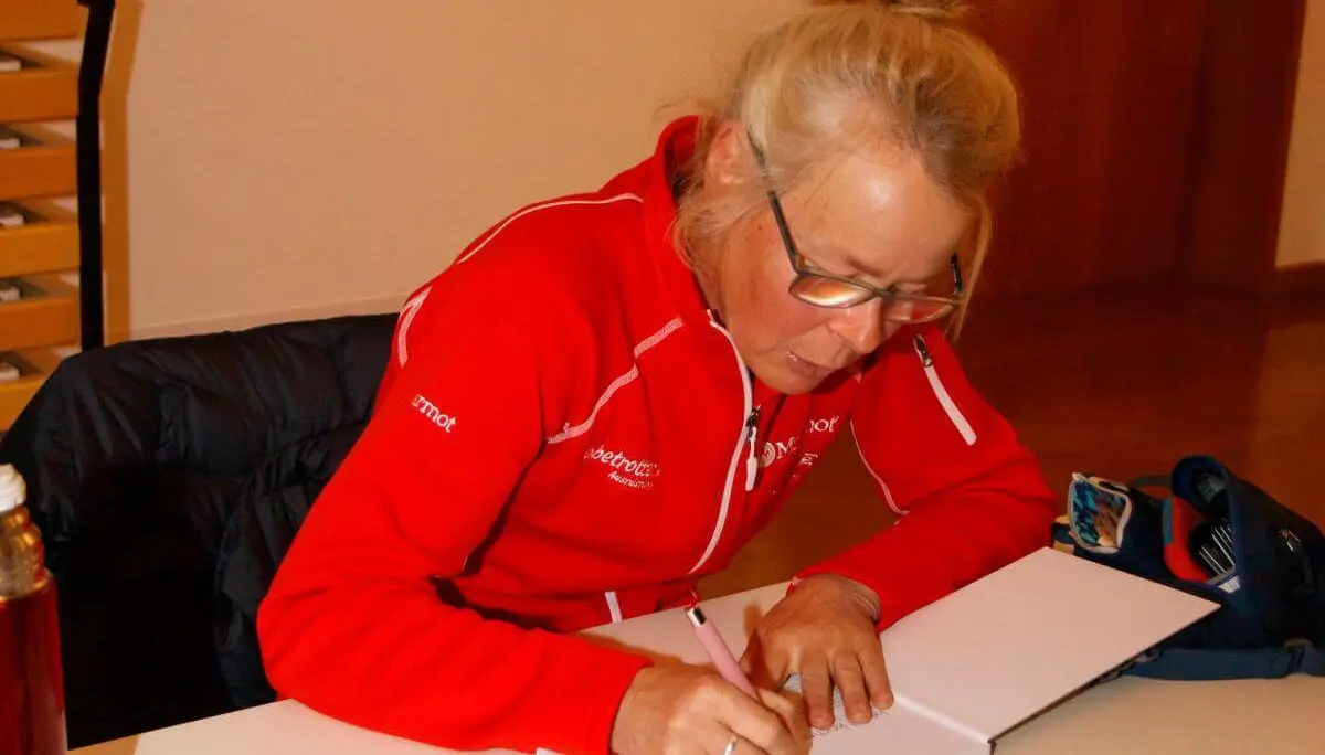 Alix von Melle signiert Bücher für Besucher:innen nach der Multivisionsshow | © DAV Markt Schwaben