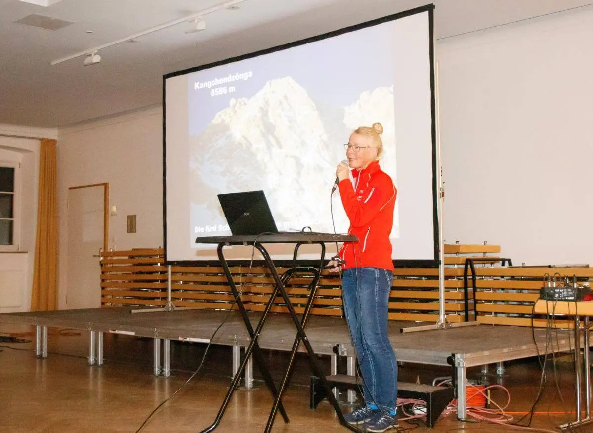 Alix von Melle präsentiert auf der Bühne der Multivisionsshow „8.000 drunter und drüber“ in Markt Schwaben | © DAV Markt Schwaben