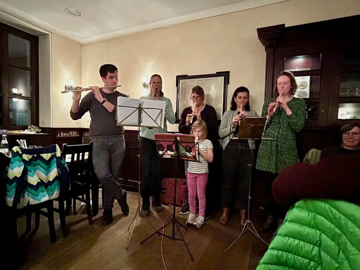 Mitglieder spielen Klarinette, Querflöte und Blockflöte während der Weihnachtsfeier der DAV-Sektion Markt Schwaben | © DAV Markt Schwaben · Foto Markus Sellmeier