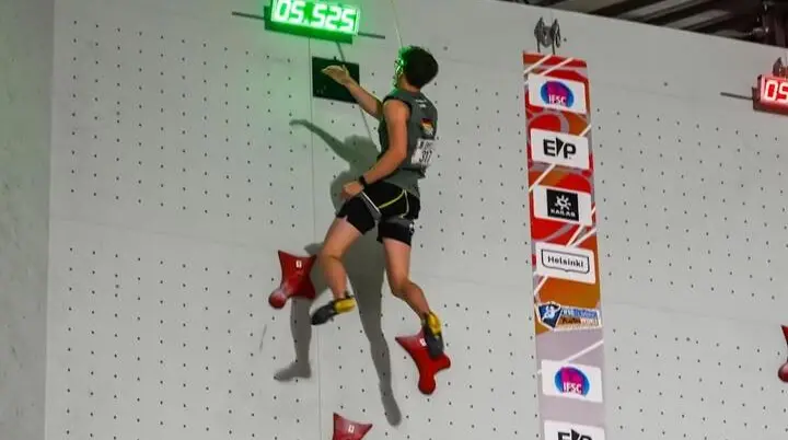 Aodhán Umlauf erreicht beim Speedklettern in Helsinki die schnellste U19‑Zeit und stoppt die Uhr am oberen Anschlag. | © Foto: Richard Aspland / IFSC